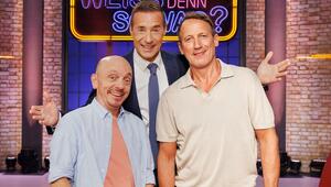 Moderator Kai Pflaume (M.) mit seinen "Wer weiß denn sowas?"-Teamkapitänen Bernhard Hoëcker (l.) ...