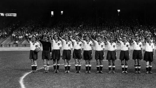 Deutschlands Spieler zeigen den Hitlergruß