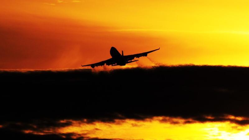 Flugzeug startet in den Abendhimmel