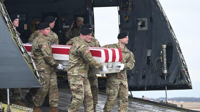 US-Soldaten tragen einen Sarg aus dem Flugzeug.