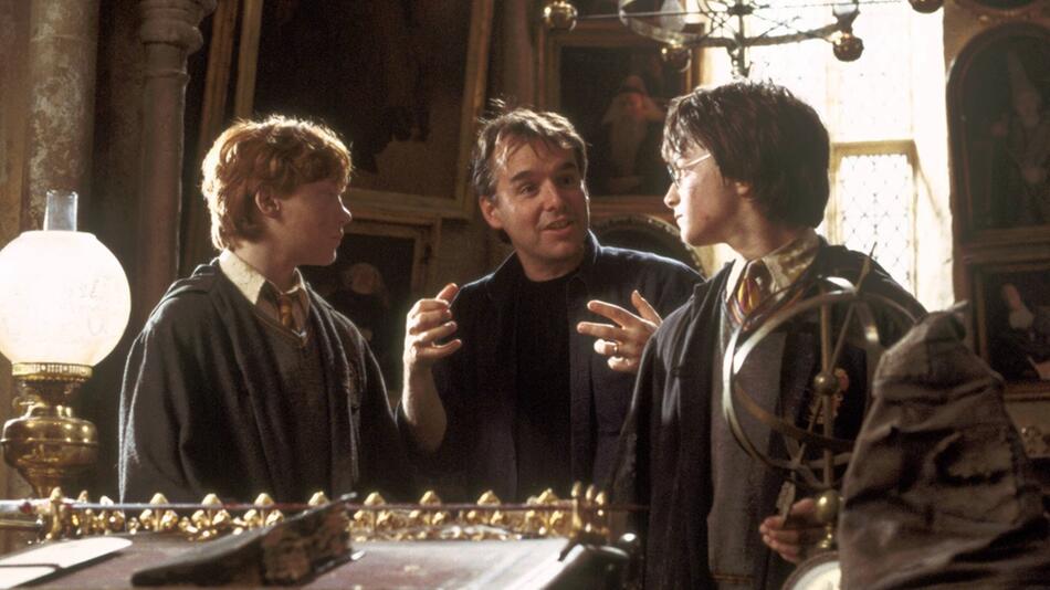 Chris Columbus am Set von "Harry Potter und die Kammer des Schreckens" zwischen Rupert Grint (l ...