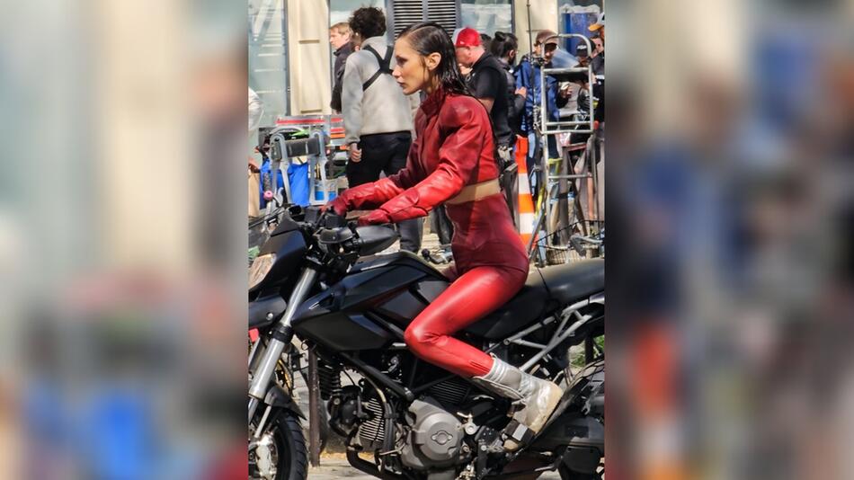 Bella Hadid am Set von "The Beauty".