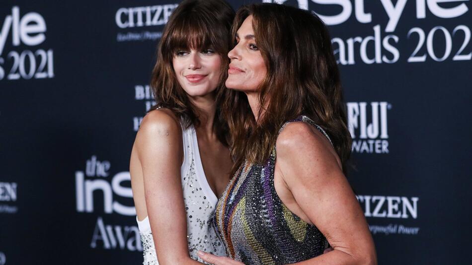 Kaia Gerber ist in die Fußstapfen ihrer Mutter Cindy Crawford (r.) getreten und arbeitet ...