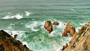 Blick von einer Klippe aufs unruhige Meer