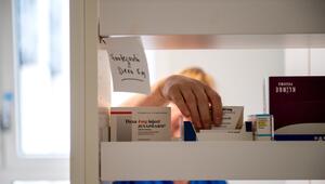 Fachkraft für Palliativpflege am Medikamentenschrank