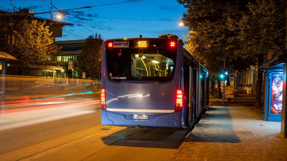 Ein Nahverkehrsbus steht an einer Bushaltestelle