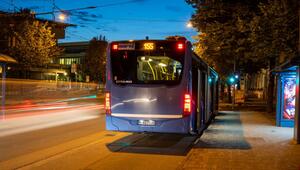 Ein Nahverkehrsbus steht an einer Bushaltestelle