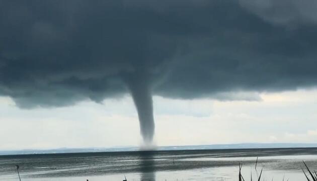 Seltenes Naturschauspiel: Tornado bildet sich auf dem Bodensee