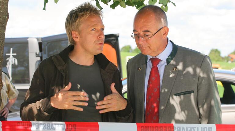 Max Müller (l.) und Alexander Duda in der "Rosenheim-Cops"-Folge "Abpfiff".