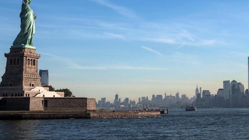 Freiheitsstatue mit Blick auf Manhattan