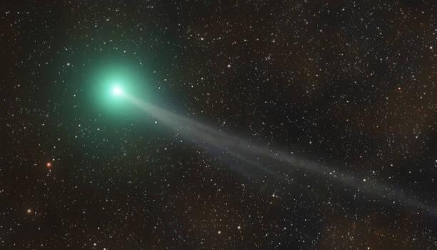 Ein Komet lässt einen Schweif hinter sich entstehen.