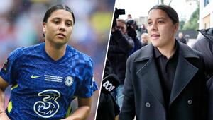 Chelsea-Stürmerin Sam Kerr auf dem Fußballfeld (links) und vor Gericht (rechts)