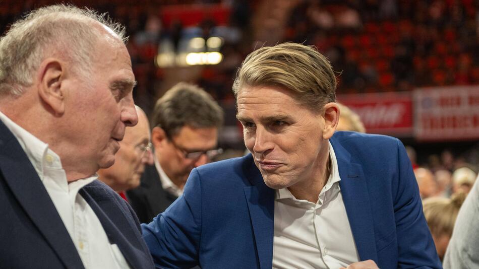 Uli Hoeneß und Christoph Freund unterhalten sich
