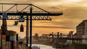 Container werden im Frankfurter Osthafen entladen