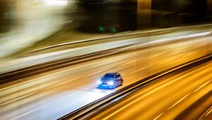 Auto fährt über eine Autobahn