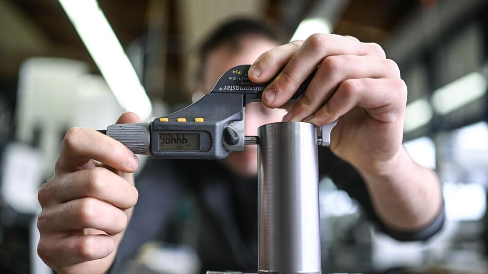 Auszubildender im Metall-Handwerk