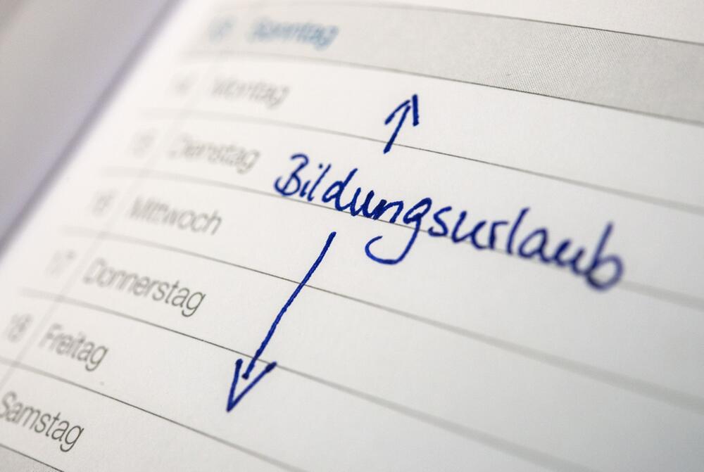 Das Wort Bildungsurlaub auf einem Kalender geschrieben