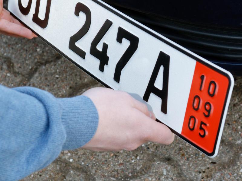 Номера машин на красном фоне. Транзитные номера Германии. Номерные знаки Германии. Транзитные номерные знаки. Транзитные номерные знаки Германии.