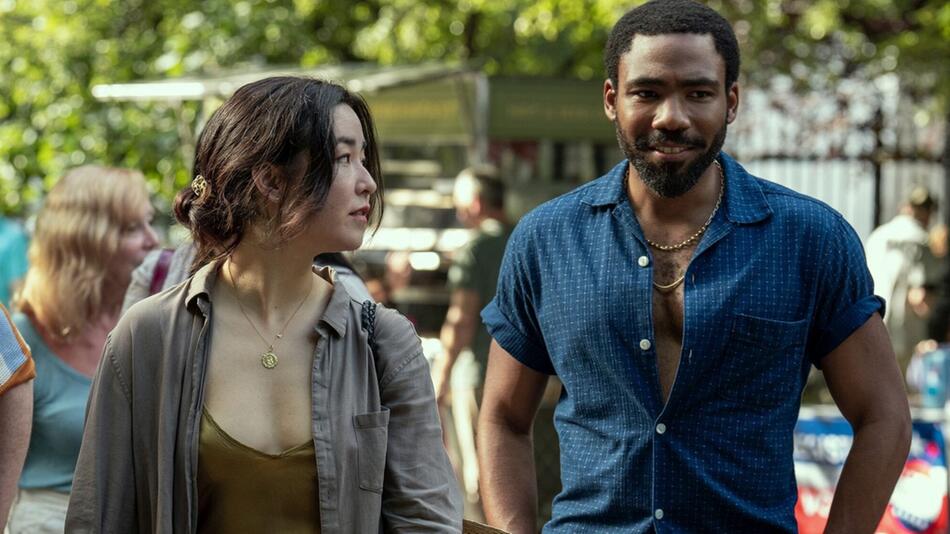 Maya Erskine und Donald Glover spielen in "Mr. & Mrs. Smith" Spione, die als Ehepaar auftreten ...