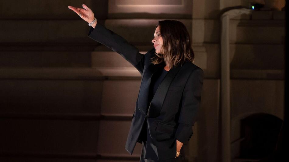 Victoria Beckham zeigte sich bei ihrer Show im schlichten Anzug in Schwarz.