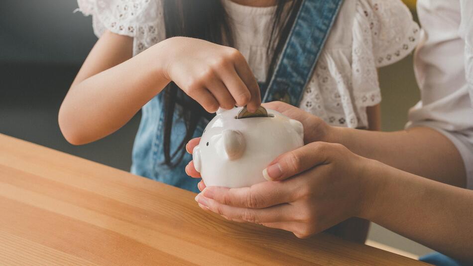 Kind und Mutter sparen Geld