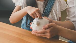 Kind und Mutter sparen Geld