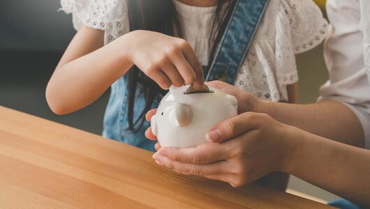 Kind und Mutter sparen Geld