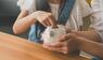 Kind und Mutter sparen Geld