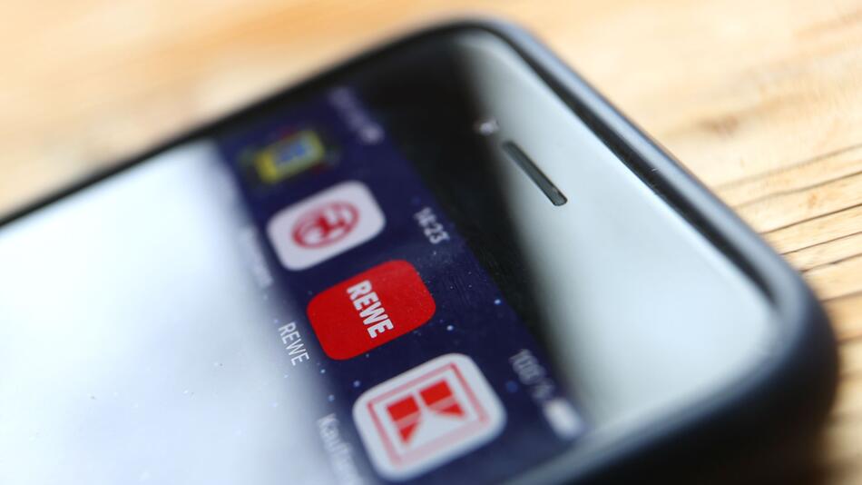 Icons der Apps verschiedener Handelsketten auf Smartphone