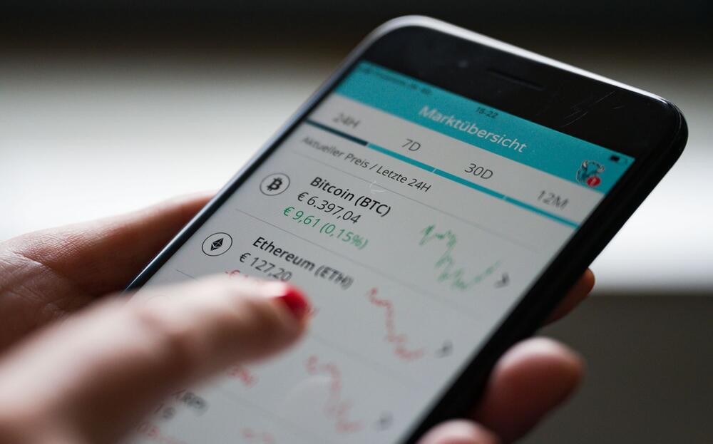 Eine Frau bedient die App "Bison"