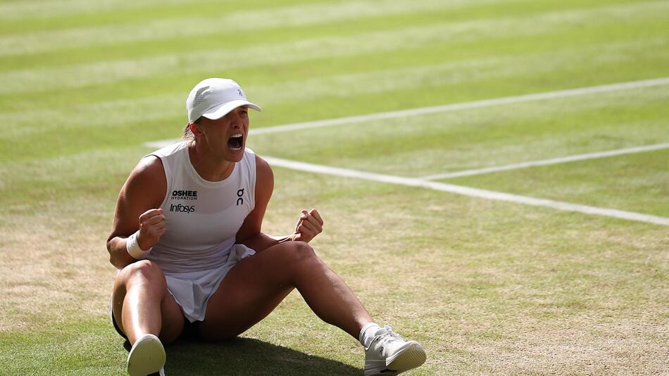 Iga Swiatek bejubelt ihren Wimbledon-Sieg.