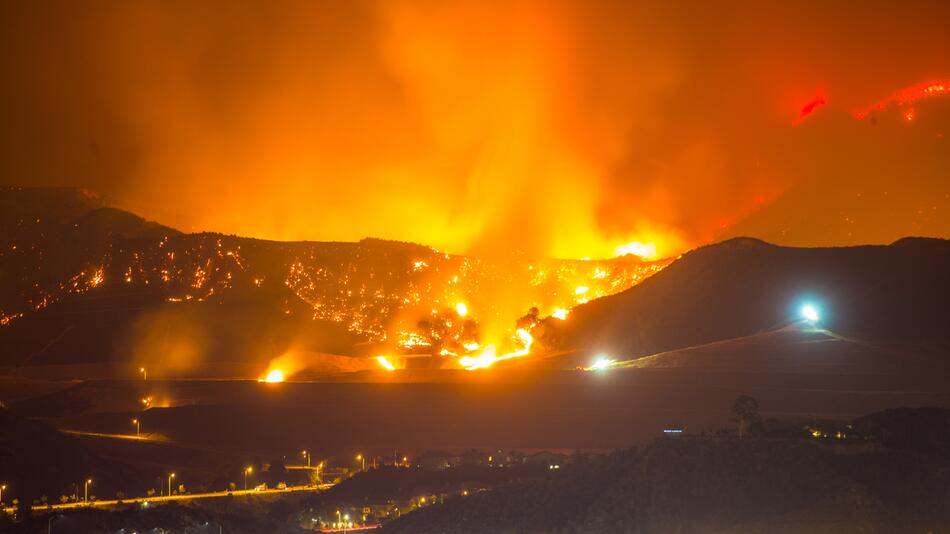 Nächtliche Aufnahme eines großflächigen Waldbrands in den Hügeln nahe Los Angeles.