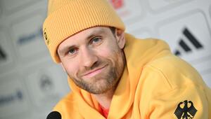 Eishockey-Star Leon Draisaitl auf einer Pressekonferenz