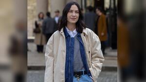 Stilikone Alexa Chung in einem nebelgrauen Vintage-Sweater bei der Fashion Show von Miu Miu in ...