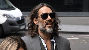 Russell Brand ist am 6. Oktober zu einer vorbereitenden Anhörung vor Gericht erschienen.
