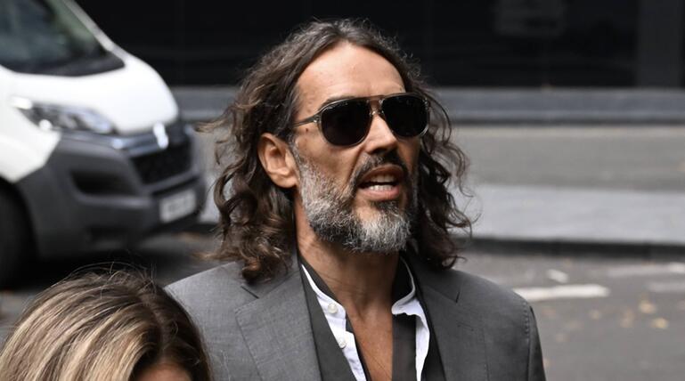 Russell Brand ist am 6. Oktober zu einer vorbereitenden Anhörung vor Gericht erschienen.