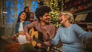 Familie singt gemeinsam Weihnachtslieder 