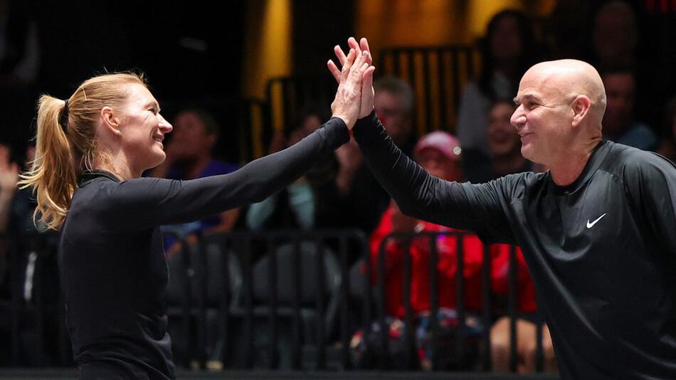 Steffi Graf und Andre Agassi feiern ihren Pickleball-Sieg.