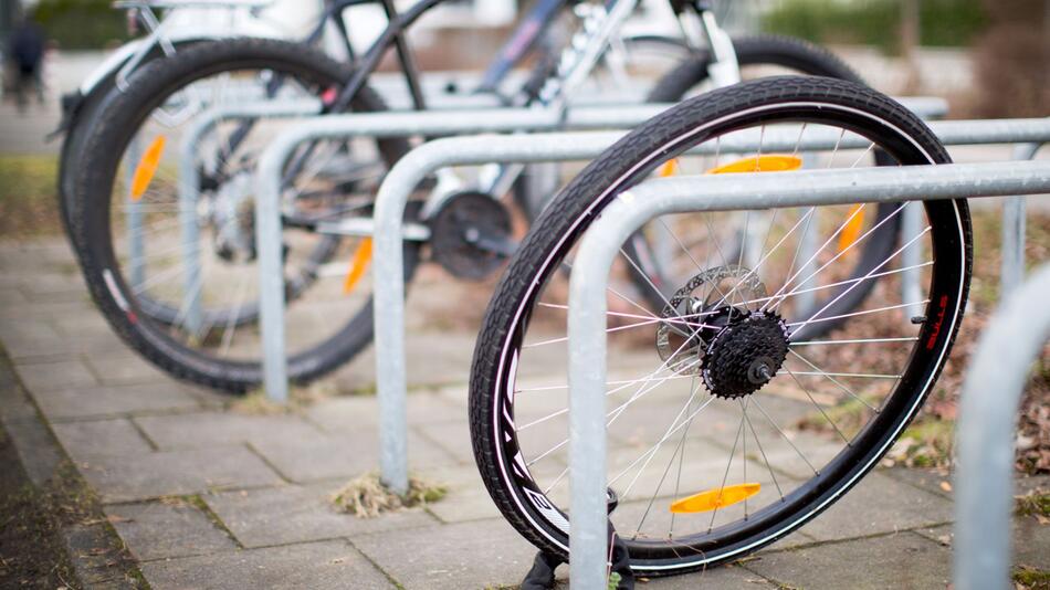 Ein Fahrradreifen ist an einer Stange angeschlossen
