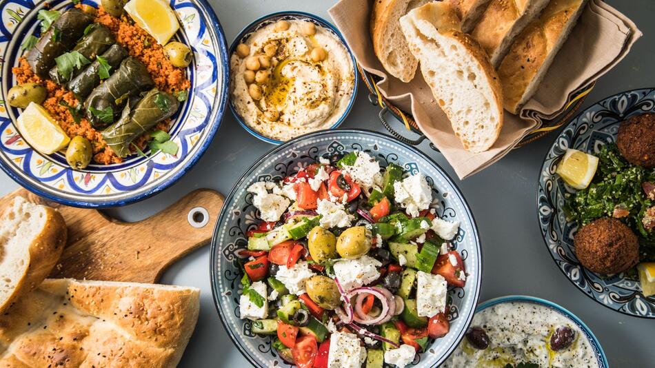 Mediterrane Küche mit verschiedenen Salaten und Brot