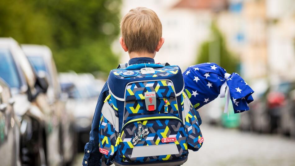 Erstklässler mit Schulranzen am Tag der Einschulung