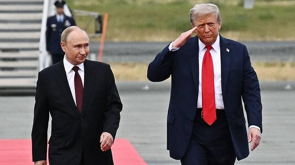Donald Trump und Wladimir Putin auf einem roten Teppich auf dem Rollfeld