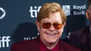 Elton John hat ein verfrühtes Weihnachtsgeschenk bekommen.