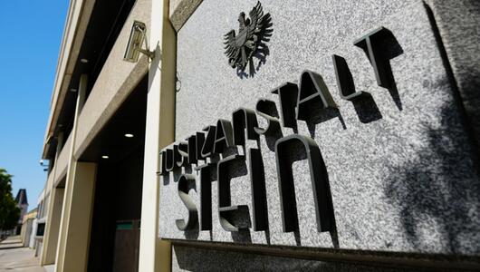 Einer der verletzten Beamten der JA Stein ist in Spitalsbehandlung