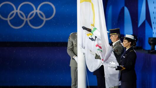 Die olympische Fahne wurde falsch herum am Fahnenmast gehisst