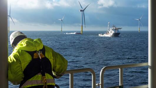 Mann Arbeiter Windkraft Offshore