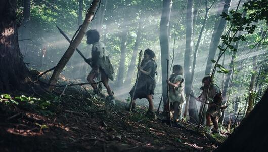 Neandertaler-Familie im Wald