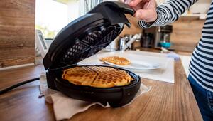 Eine Frau bereitet Waffeln vor.