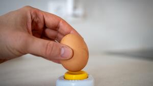 Ein Mann sticht ein Ei an