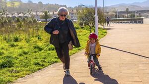 Großmutter joggt mit ihrem Enkel